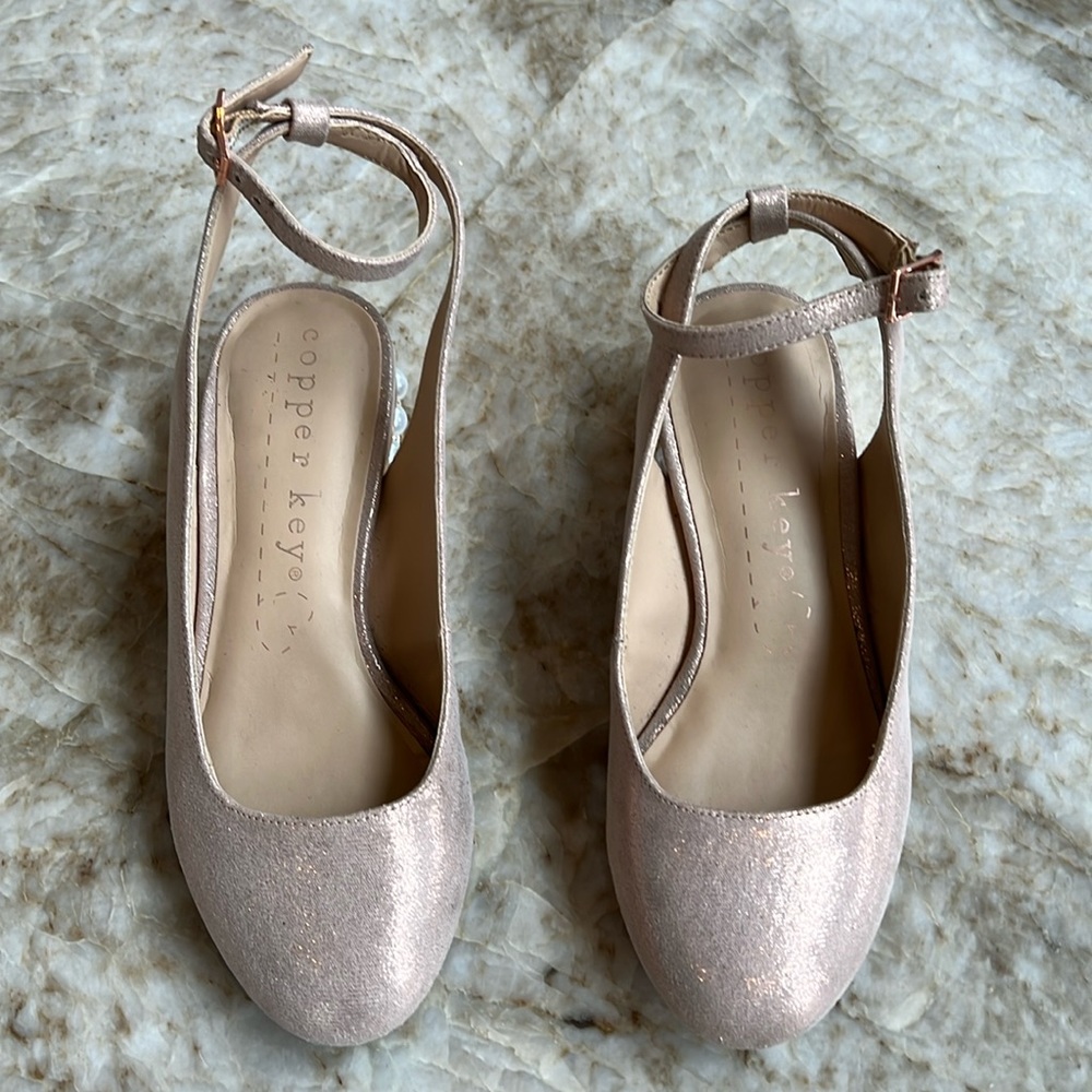 Girls Thrive pearl heel metallic dress pumps (youth) Rose Gold size 2 Copper Key
